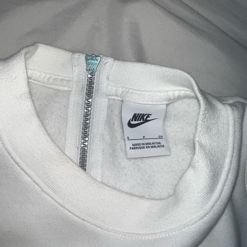 Woman’s Nike Swearshirt - Picture 4 of 6